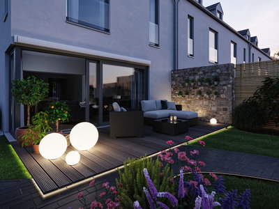 Moderne terras met ronde witte LED-lichtbollen op houten terras en polyrattan tuinmeubilair.