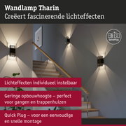 Zwarte wandlamp Tharin met instelbare lichteffecten aan trapgatwand
