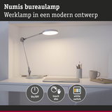 Moderne witte LED-bureaulamp met touch dimmer en aan-uit schakelaar op wit bureau