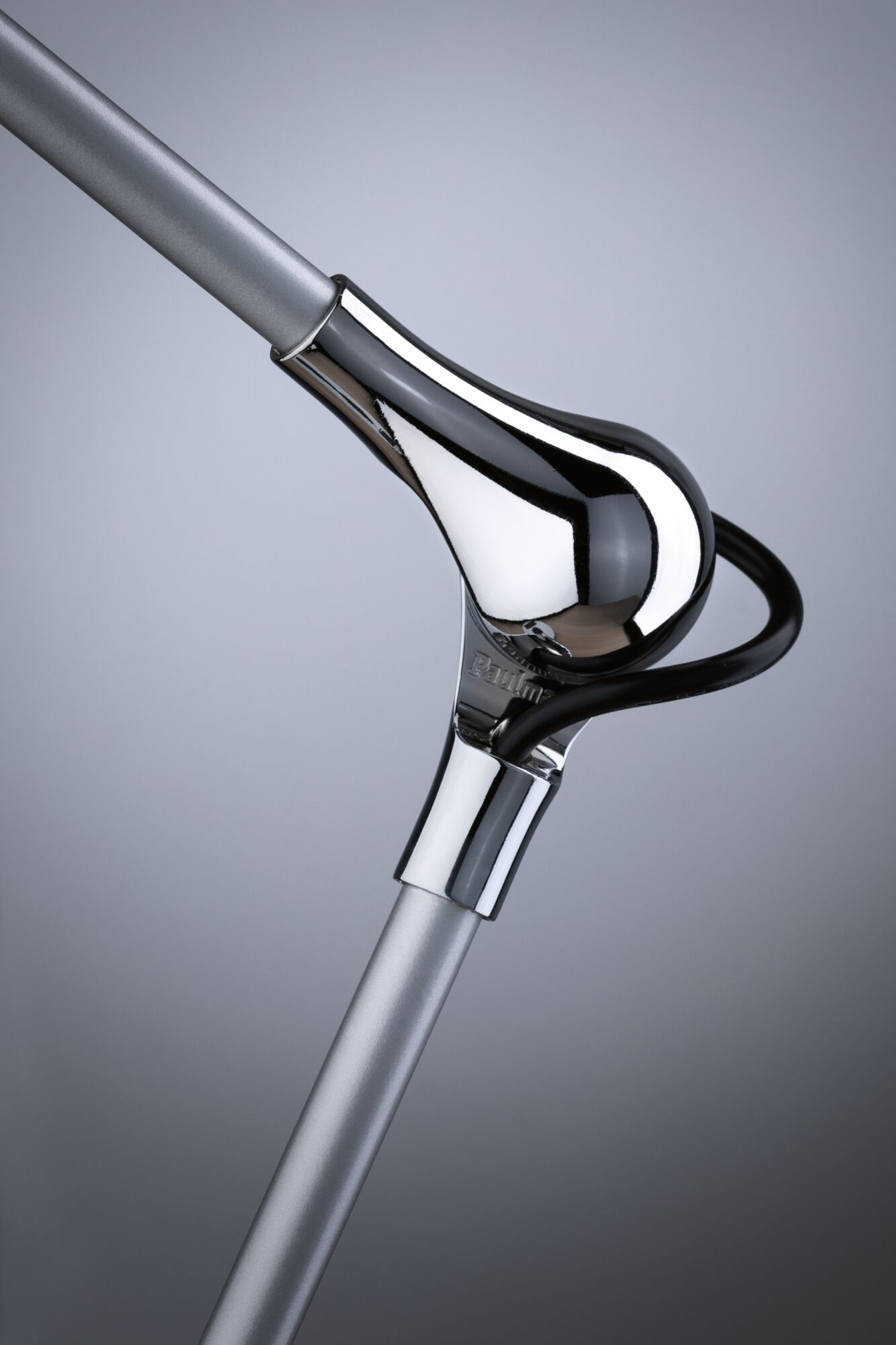 Close-up van zilverkleurige metalen staaf met glanzende chroomverbinding en zwarte kabel voor LED-verlichting