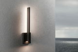 Moderner schwarzer Aluminium-Wandleuchter mit warmweißem LED-Licht für stimmungsvolle Raumbeleuchtung