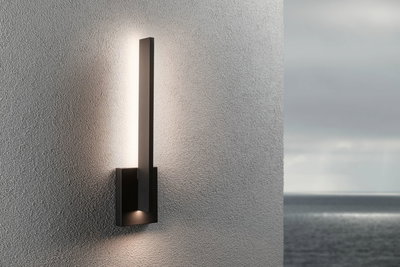 Moderner schwarzer Aluminium-Wandleuchter mit warmweißem LED-Licht für stimmungsvolle Raumbeleuchtung