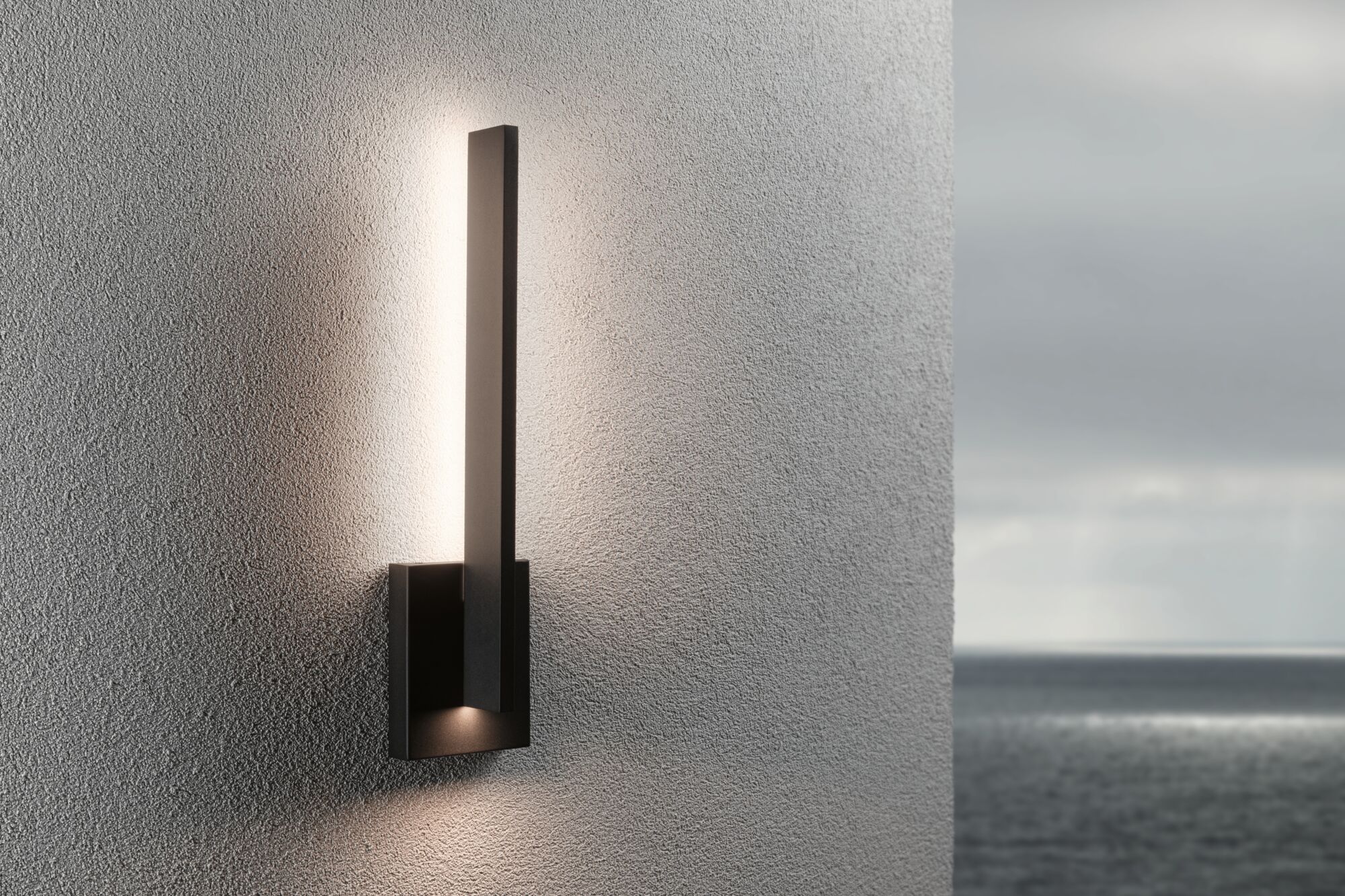 Moderner schwarzer Aluminium-Wandleuchter mit warmweißem LED-Licht für stimmungsvolle Raumbeleuchtung