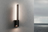 Moderner schwarzer Aluminium-Wandleuchter mit warmweißem LED-Licht für stimmungsvolle Raumbeleuchtung