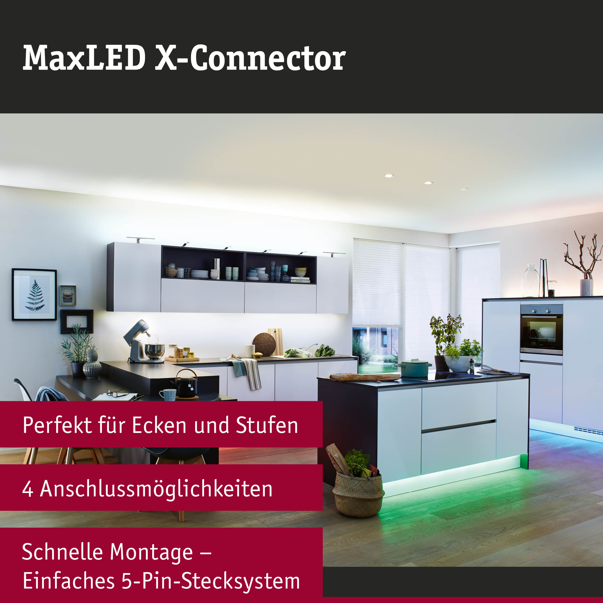 Moderne weiße Küche mit LED-Beleuchtung unter der Arbeitsplatte und stilvollem Design