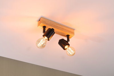Plafondlamp met twee zwarte metalen fittingen en houten basis, warm wit licht voor woonruimtes