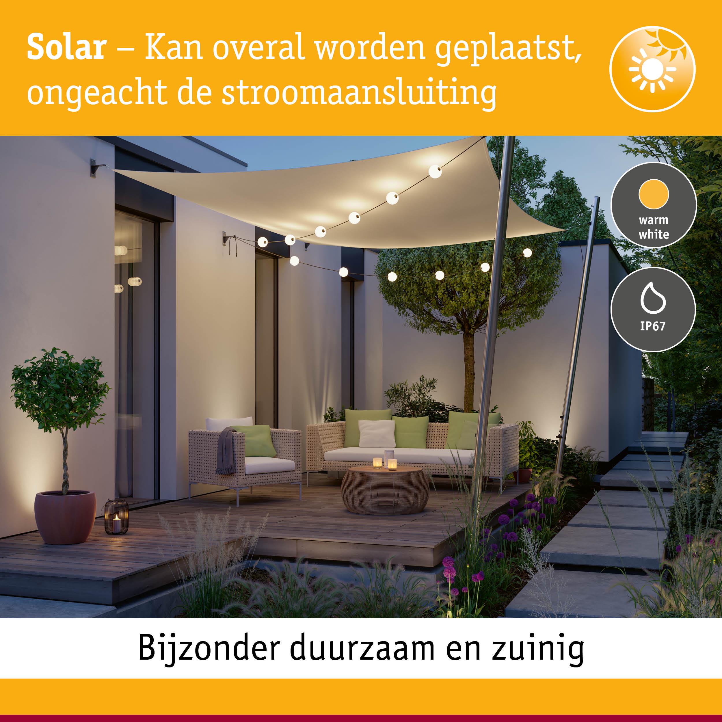 Solar lichtsnoer met warm wit licht en IP67 bescherming in moderne tuin met zithoek.