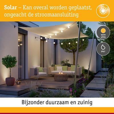 Solar lichtsnoer met warm wit licht en IP67 bescherming in moderne tuin met zithoek.