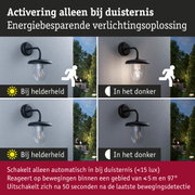 Zwarte buitenwandlamp met bewegingssensor die alleen bij duisternis activeert voor energiebesparing