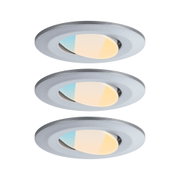 Drie zilverkleurige LED-inbouwspots met verstelbare hoek en warm wit licht voor woonruimtes.
