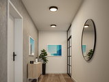 Couloir moderne avec deux plafonniers ronds noirs à lumière blanche chaude, miroir et meuble en bois