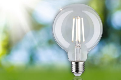 Klar glas LED-pære med synlige filamenter og E27-fatning til energieffektiv belysning