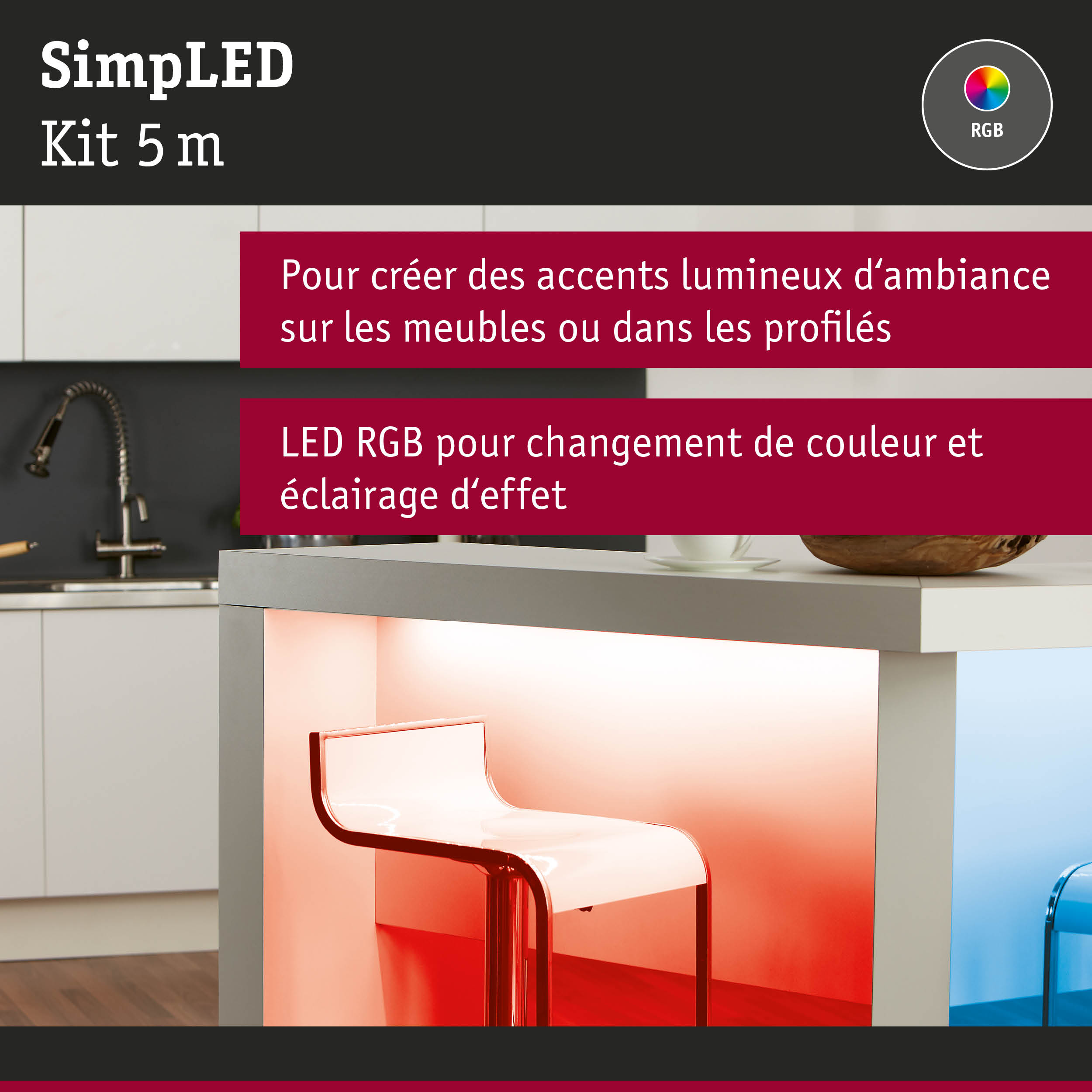 Intérieur de cuisine moderne avec éclairage LED RGB sous plan de travail blanc et chaise rouge