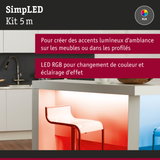 Intérieur de cuisine moderne avec éclairage LED RGB sous plan de travail blanc et chaise rouge