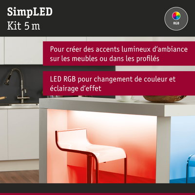 Intérieur de cuisine moderne avec éclairage LED RGB sous plan de travail blanc et chaise rouge