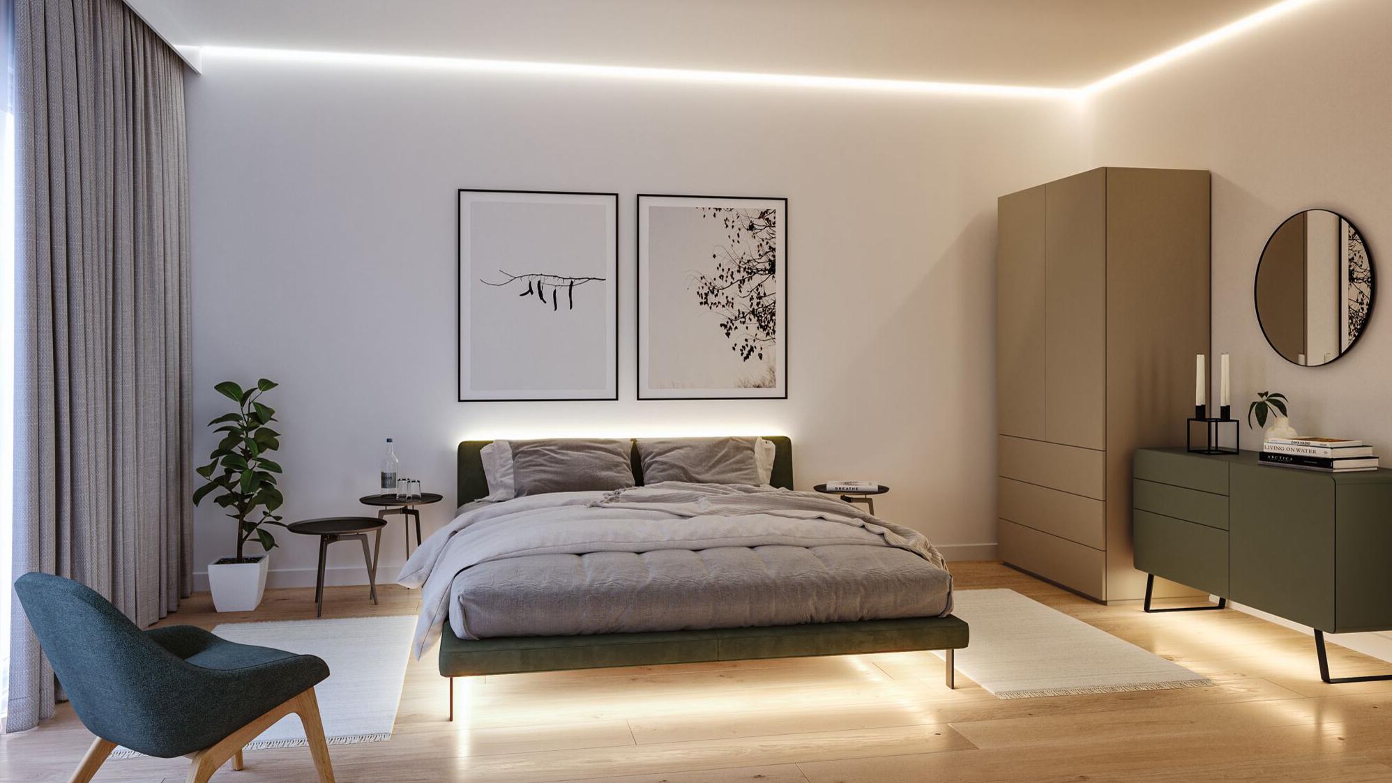 Modernes Schlafzimmer mit LED-Streifenbeleuchtung in warmweiß, Holzfußboden und minimalistischen Möbeln