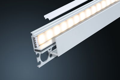 Aluminium LED-profil med mælkehvid diffuser og varmt hvidt lys til moderne lysstrimler.