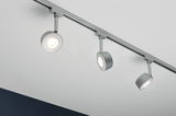 Tre sølvfarvede LED-skinnespotlights i metal monteret på hvidt loft til moderne indendørs belysning.