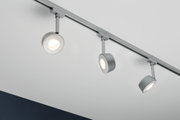Drei silberne LED-Schienenstrahler aus Metall an weißer Decke für moderne Innenbeleuchtung.