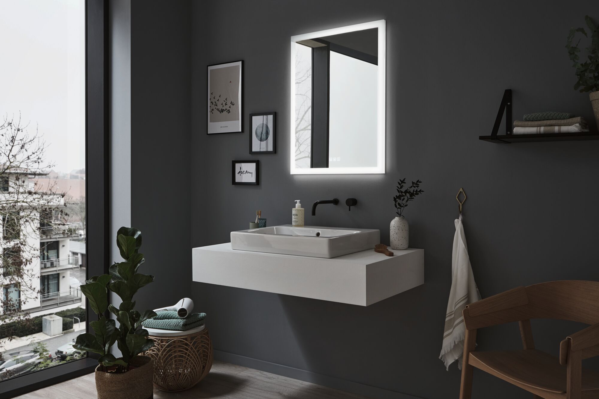 Salle de bain moderne avec miroir rectangulaire éclairé et lavabo en céramique blanche sur mur gris foncé