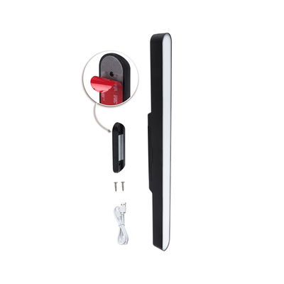 Zwarte LED-lamp met witte diffuser, USB-kabel, schroeven en plakstrip voor flexibele montage