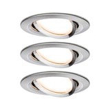 Trois spots encastrés ronds en acier inoxydable brossé avec lumière LED blanc chaud pour intérieur.