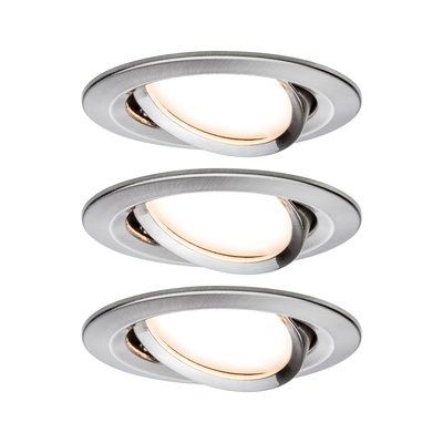 Drei runde Einbaustrahler aus gebürstetem Edelstahl mit warmweißem LED-Licht für Wohnräume.