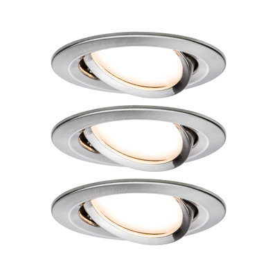 Drie ronde inbouwspots van geborsteld roestvrij staal met warm wit LED-licht voor woonruimtes.