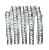Flexibele LED-strip met warmwitte LEDs op zilveren printplaat voor veelzijdige verlichting.