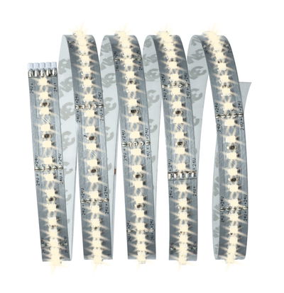 Flexibele LED-strip met warmwitte LEDs op zilveren printplaat voor veelzijdige verlichting.