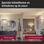 Moderne witte wandlampen met warm licht in stijlvolle woonkamer en hal