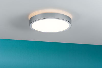 Plafonnier rond avec cadre en métal argenté et lumière blanc chaud pour espaces modernes