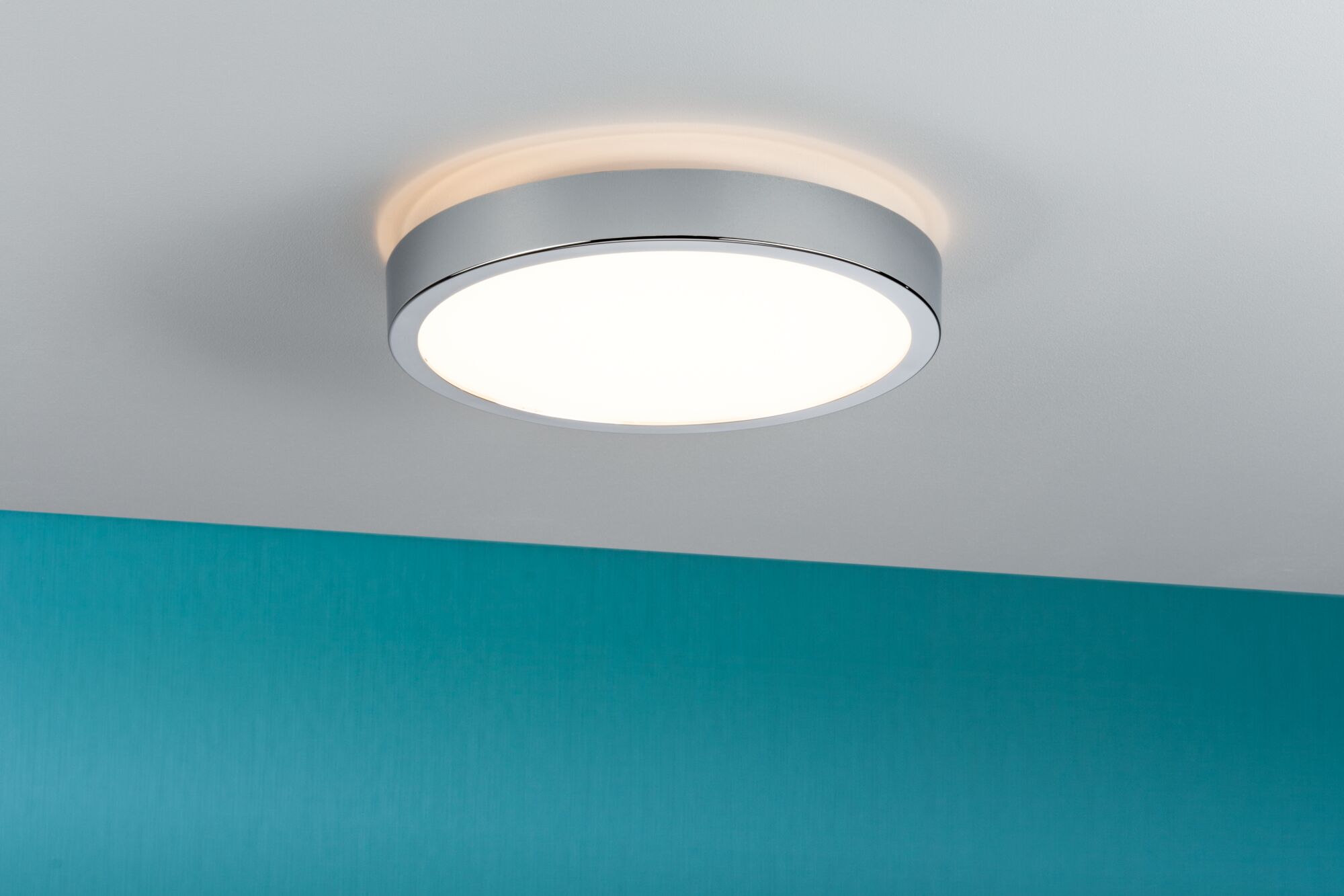 Runde Deckenleuchte mit Chromrand und warmweißem LED-Licht, modernes Design für Wohnräume