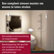 Wit stroomkabel met schakelaar voor eenvoudige stroomvoorziening en wandmontage in woonruimte
