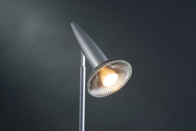 Moderne zilveren vloerlamp met verstelbare reflector en glazen kap voor woonruimtes