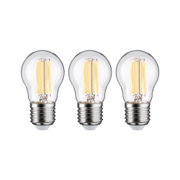 Drei LED-Glühbirnen mit klarem Glas und silbernem Sockel, energiesparende Beleuchtungslösung