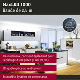 Cuisine blanche moderne avec éclairage LED et bande lumineuse MaxLED 1000 avec protection