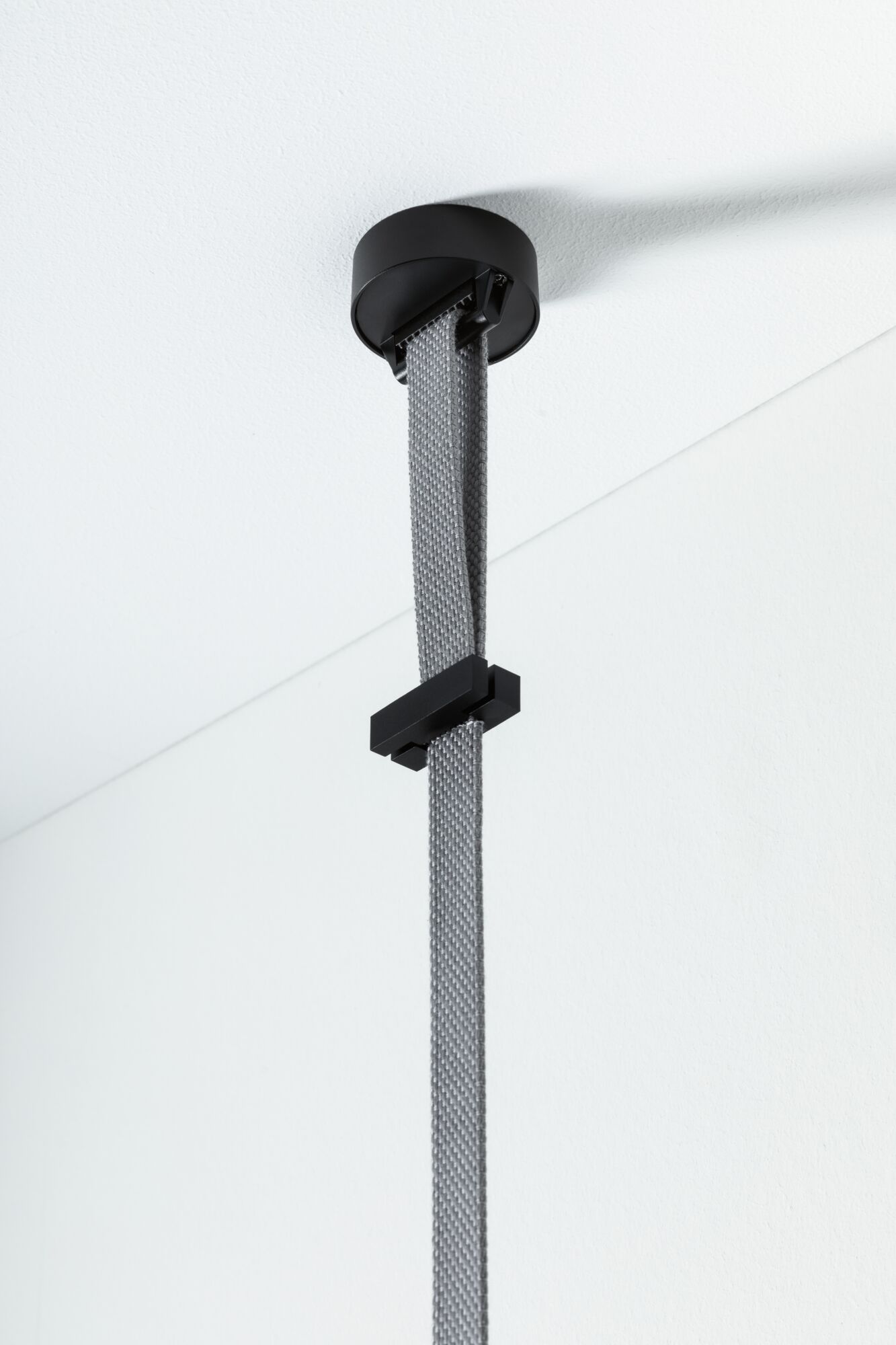 Fixation de plafond noire avec câble textile gris pour suspensions LED modernes au design minimaliste