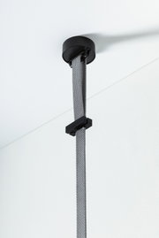 Sort loftbeslag med gråt tekstilkabel til moderne LED-hængelamper i minimalistisk design