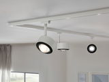 Witte LED-railspots met zwarte koellichaam aan wit plafond voor moderne verlichting