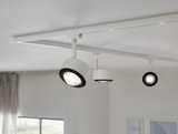 Weiße LED-Schienenstrahler mit schwarzem Kühlkörper an weißer Decke für moderne Raumbeleuchtung