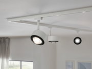 Éclairage sur rail LED blanc en métal avec spots réglables pour une lumière moderne