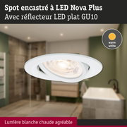 Spot encastré LED Nova Plus blanc avec réflecteur plat GU10 et lumière blanc chaud pour salle de bain