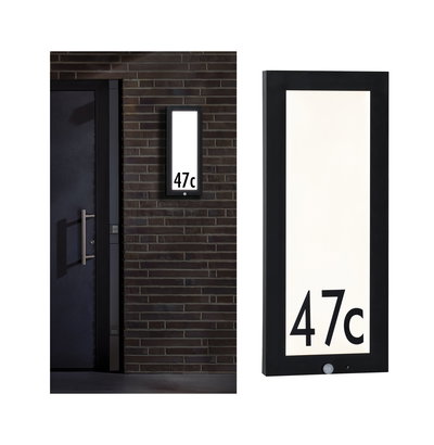 Applique LED noire pour numéro de maison avec détecteur de mouvement et panneau blanc pour chiffres, éclairage extérieur moderne