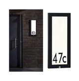 Applique LED noire pour numéro de maison avec détecteur de mouvement et panneau blanc pour chiffres, éclairage extérieur moderne