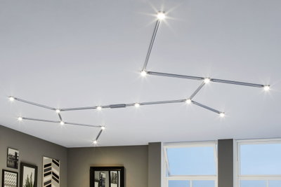 Système d'éclairage LED modulaire argenté au plafond blanc avec lumière blanche chaude pour une ambiance moderne