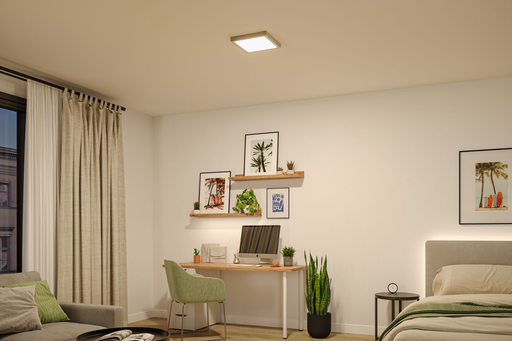 Modernes Wohnzimmer mit quadratischer Deckenleuchte in Weiß, Holzschreibtisch und grünen Pflanzen