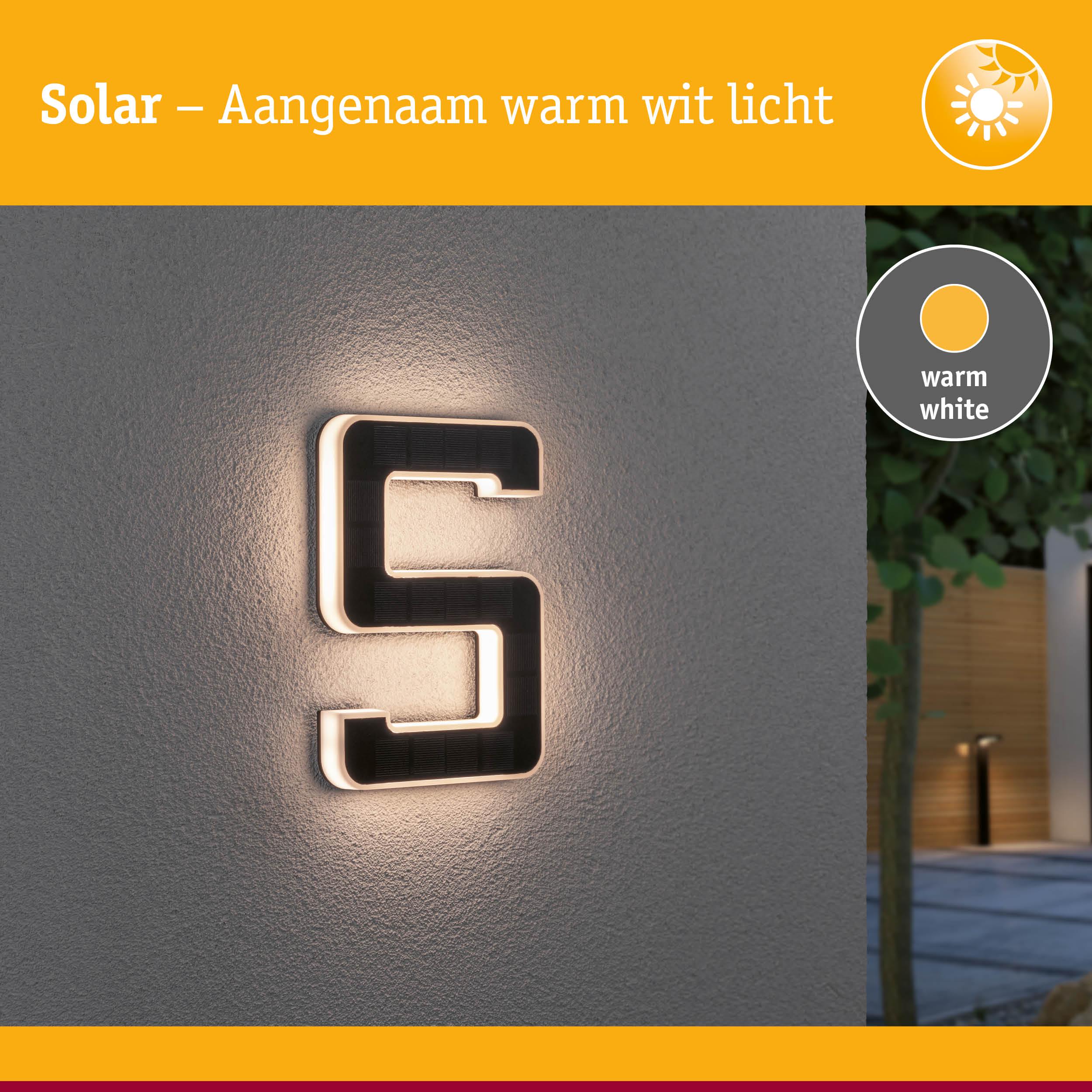 Zonne-energie huisnummer 5 met warm wit licht aan grijze muur voor buitenverlichting