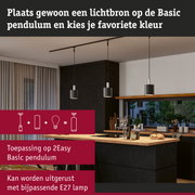 Moderne zwarte metalen hanglampen in keuken met houten werkblad en raamzicht