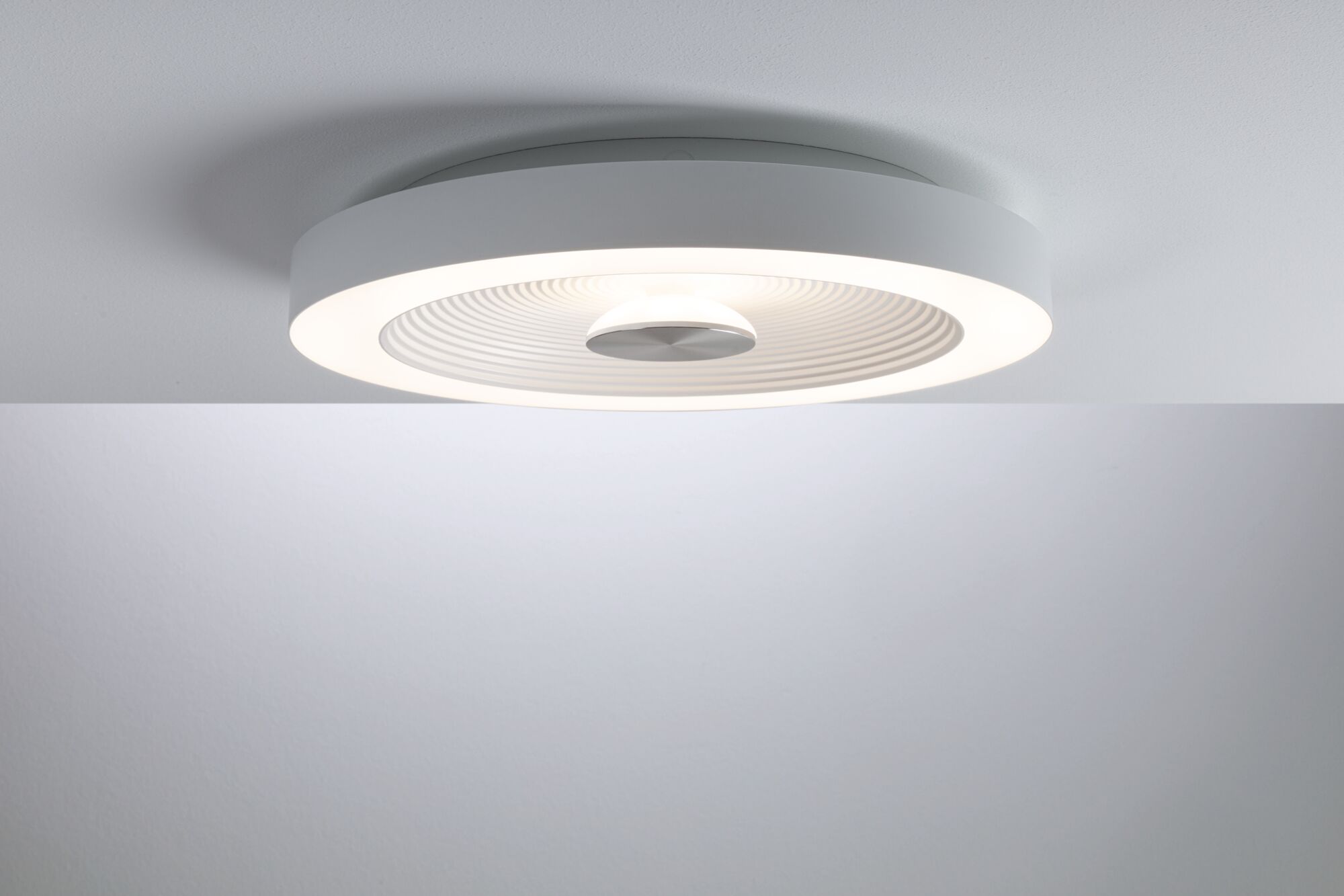 Plafonnier LED rond blanc au design moderne avec éclairage indirect pour espaces de vie.